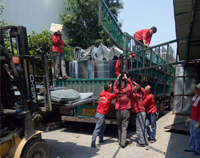 37°高溫下，午夜影院污在线观看午夜视频免费在线观看設備公司的員工仍然在堅持工作